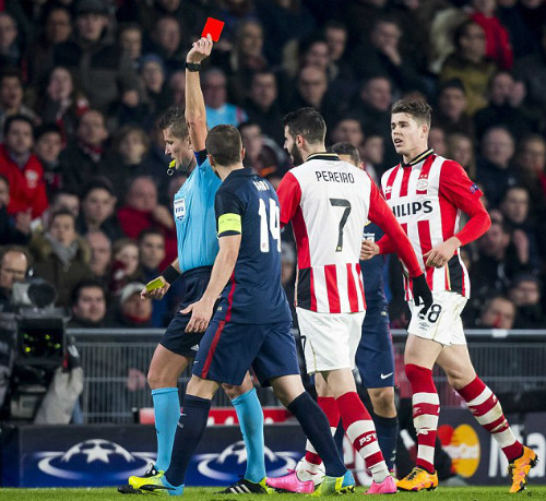 Pereiro nhận thẻ vàng thứ hai rời sân. Ảnh: EPA.