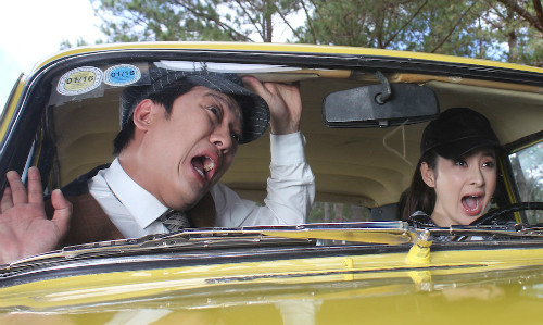 Trường Giang và Angela Phương Trinh trong phim. 