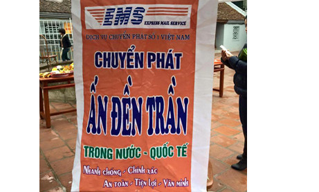 Dịch vụ chuyển phát nhanh ấn đền Trần đặt ngay trước sân đền. Ảnh: NVCC