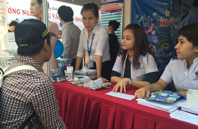 Tại các gian tư vấn, nhân viên các trường cũng lắng nghe và trả lời các thắc mắc của học sinh