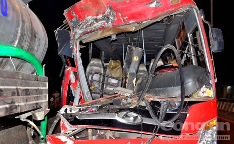 Phần đầu chiếc xe bị móp mép, hư hỏng hoàn toàn.