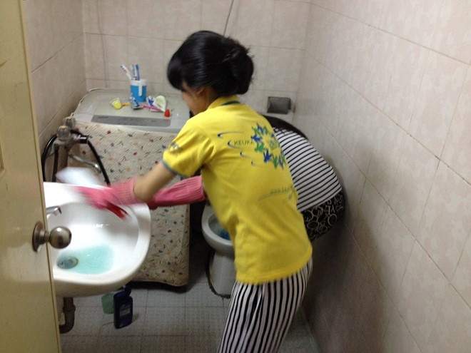 Sinh viên hối hả lau dọn phòng sau kỳ nghỉ Tết. Ảnh minh họa. 