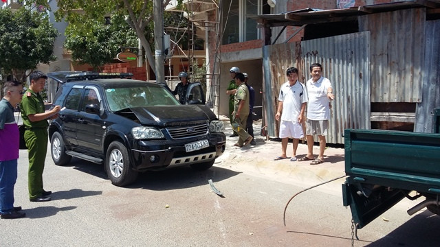 Lực lượng công an ghi nhận, khám nghiệm hiện trường sau khi chủ đầu tư sử dụng ô tô đâm vào xe của lực lượng chức năng.