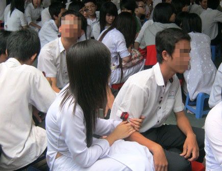 Nhiều học trò xem tình cảm yêu đương mới lớn là lẽ sống của mình (Ảnh minh họa: Hoài Nam)