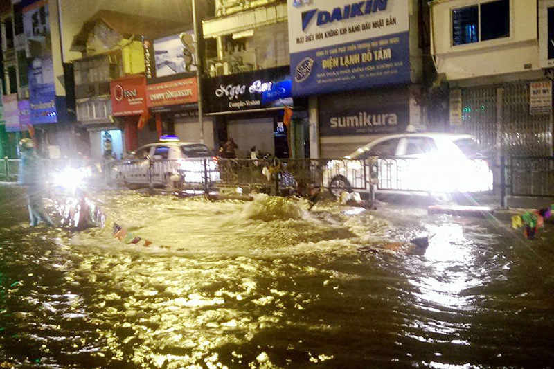 Nước từ dưới lòng đường trào lên khiến cả một đoạn phố ngập trong nước. Ảnh: CTV