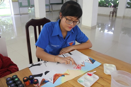 Bích Hương vẽ tranh bằng đầu ngón tay.