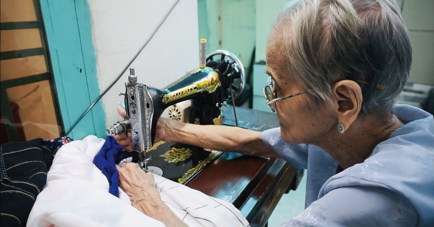 Cảm động Mẹ Việt Nam anh hùng may chăn cho người nghèo dịp Giáng sinh về