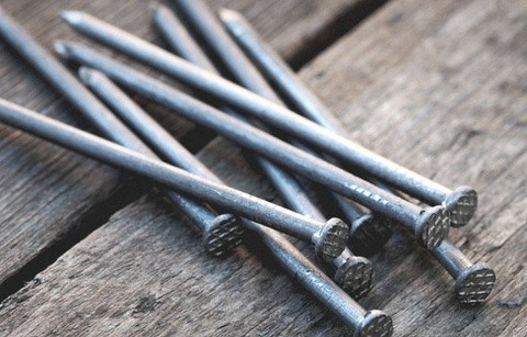 Tại sao đinh sắt nổi trên thủy ngân nhưng lại chìm dưới nước?