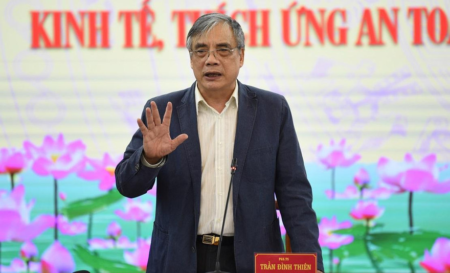 Ông Trần Đình Thiên phát biểu ý kiến tại buổi tọa đàm. Ảnh Nhật Minh