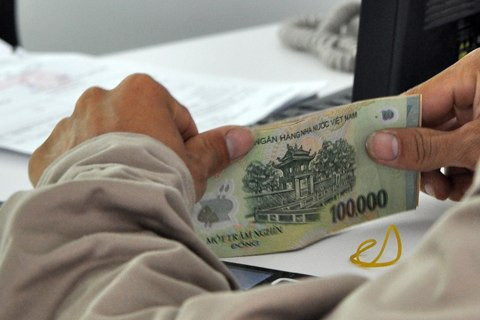 Nhiều người lao động đón Tết nhưng không trọn niềm vui vì khoản tiền thưởng phải sau kỳ nghỉ mới được nhận. Ảnh: Anh Quân