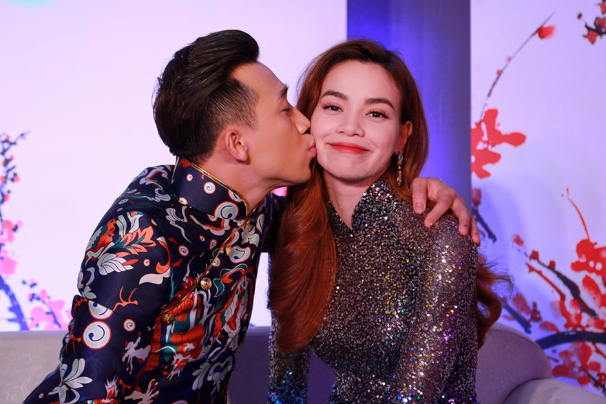 Trấn Thành hôn thắm thiết Hồ Ngọc Hà khi cùng làm MC