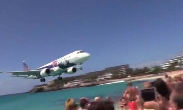 Một phi cơ bay quá thấp trên một bãi biển (Ảnh: Telegraph)