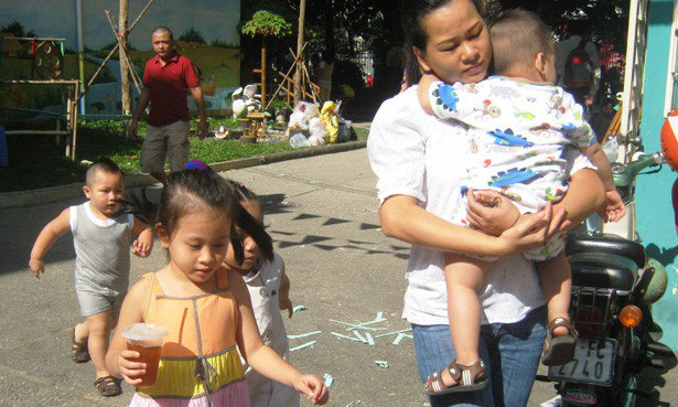 Nhiều gia đình ở TPHCM quay cuồng với bài toán "Ai trông con?" khi lịch nghỉ Tết "chênh" nhau (Ảnh minh họa: Hoài Nam)