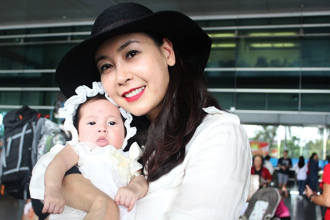 Hoa hậu Việt Nam 1992 Hà Kiều Anh về nước sau thời gian sinh con gái ở Mỹ. Trải qua chặng bay dài và bị hoãn so với dự kiến, hoa hậu vẫn rạng rỡ. Chị cười tươi, bế "công chúa nhỏ" trên tay khi thấy chồng mong ngóng mình ở sân bay. Bé gái tên Huỳnh Viann k