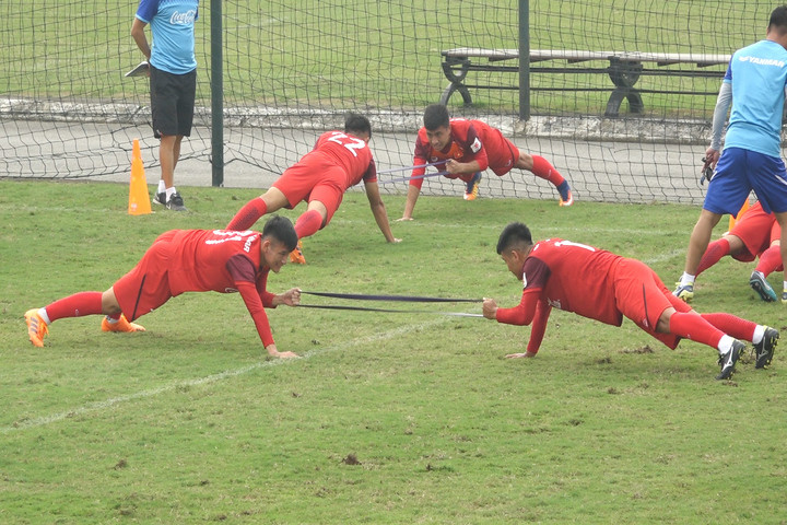 Cầu thủ U23 Việt Nam căng sức với bài tập kéo dây đôi