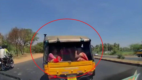 Chuyển làn đột ngột, xe tuk tuk bị tông làm khách té lăn ra đường