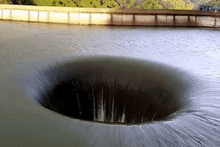Hố tử thần giữa hồ hút mọi vật bơi xung quanh