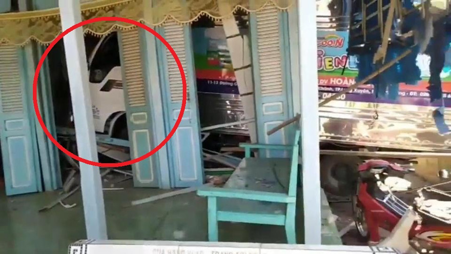Clip: Xe tải lao thẳng vào nhà, dân hoảng loạn tháo chạy