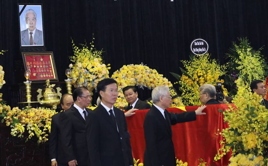 Tổng Bí thư Nguyễn Phú Trọng tiễn biệt nguyên Tổng Bí thư Đỗ Mười. Ảnh: Như Ý