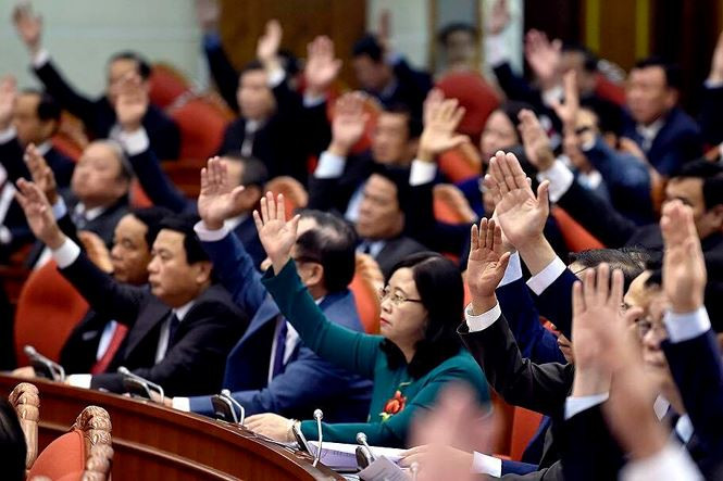 Các đại biểu quyết thông qua chương trình hội nghị. Ảnh: Như Ý 