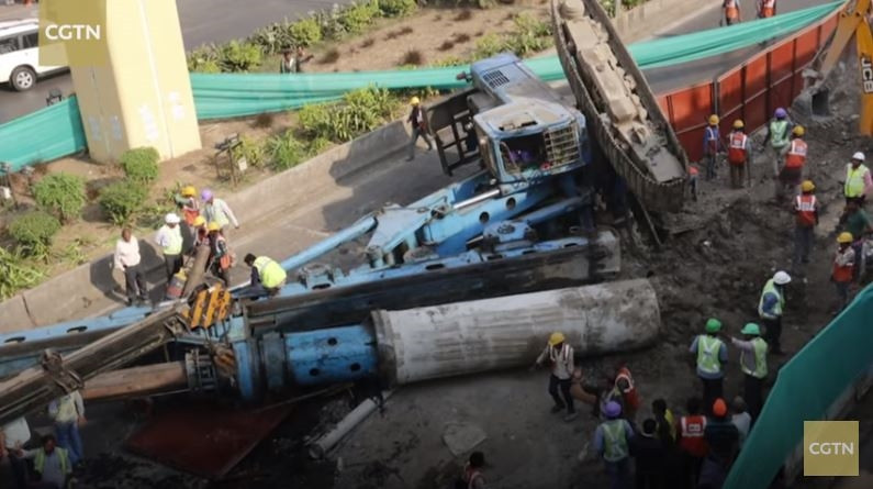 VIDEO: Kinh hoàng cần cẩu khổng lồ 120 tấn đổ sập xuống trên đường phố