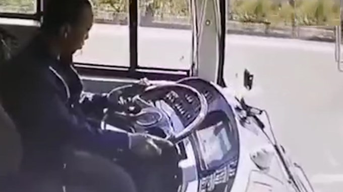 Mải dùng điện thoại, tài xế xe buýt gây tai nạn nghiêm trọng