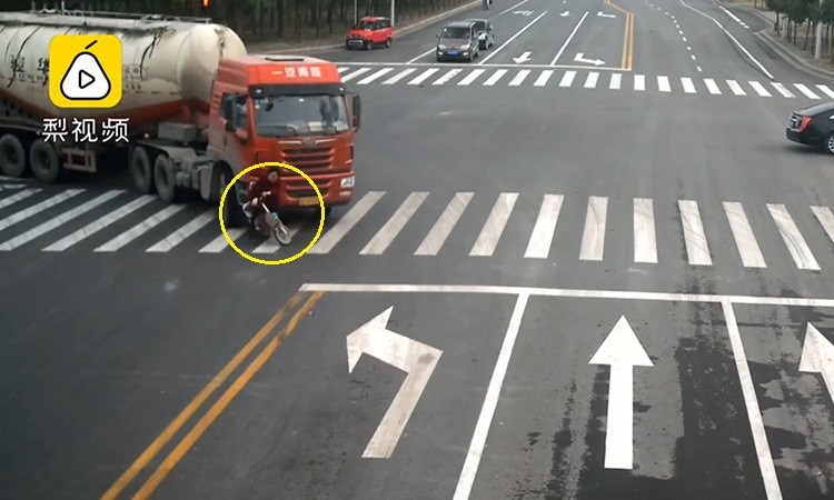 Người phụ nữ thoát chết thần kỳ dưới gầm xe bồn