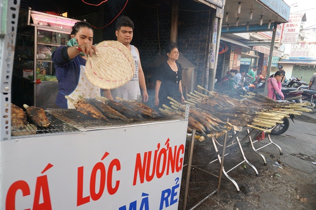 Phố cá lóc nướng nhộp nhịp ngày vía Thần tài