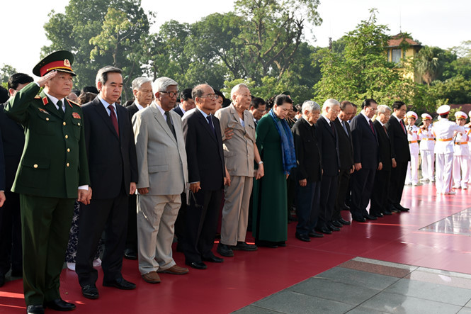 Lãnh đạo Đảng, Nhà nước dâng hương, tưởng niệm các Anh hùng liệt sỹ. Ảnh Như Ý.