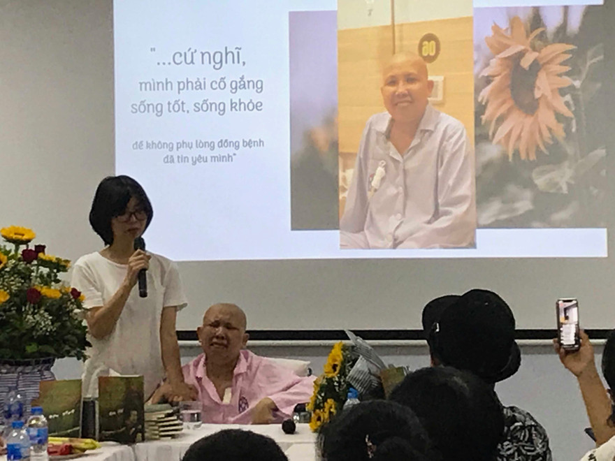 Nhà báo Cẩm Bào và nhà văn Hoàng Thị Diệu Thuần tại buổi giới thiệu cuốn Đóa hoa vô thường