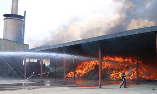 Ngọn lửa nhanh chóng bao trùm khu nhà xưởng. Ảnh: Lam Sơn.