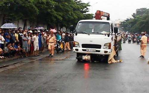 Ôtô tải cuốn xe máy và hai nữ công nhân vào gầm. Ảnh: Hải Hiếu