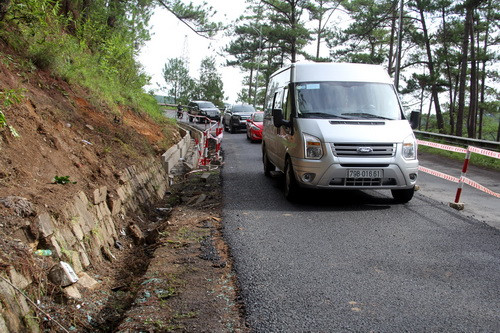 Đèo Prenn bị cấm từ 19h đến 5h sáng hôm sau để các đơn vị thi công cải tạo nâng cấp mặt đường. Ảnh: Phước Tuấn