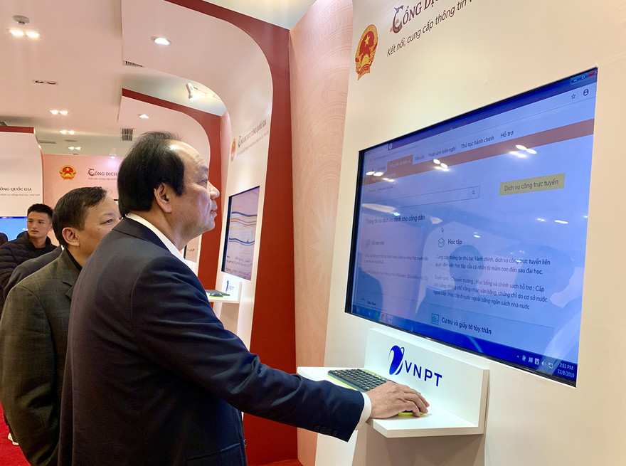 Bộ trưởng, Chủ nhiệm VPCP Mai Tiến Dũng kiểm tra Cổng dịch vụ công Quốc gia trước giờ khai trương.