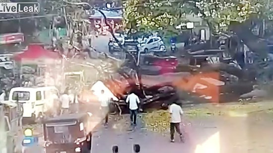 Cây cổ thụ bất ngờ đổ rạp xuống đường, đè trúng ô tô con chạy qua