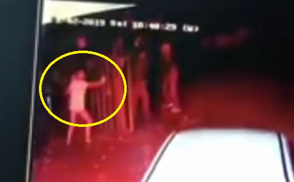 Clip: Mẹ vừa bế con vừa ngăn 3 tên cướp có súng