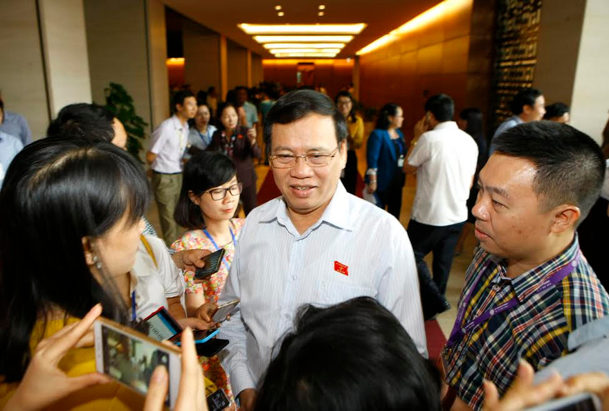 Ông Vũ Trọng Kim trao đổi với các phóng viên bên lề kỳ họp Quốc hội sáng nay. Ảnh: Như Ý