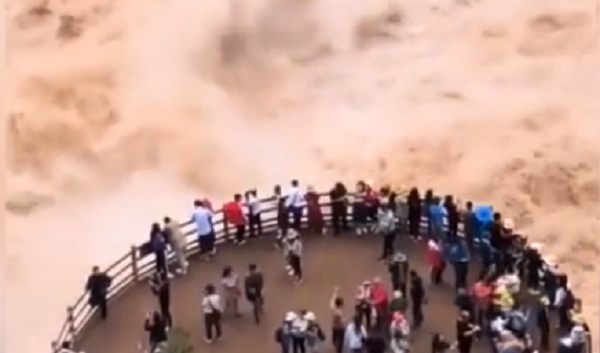 Clip: Du khách liều mạng đứng xem dòng nước dữ như 'quái vật'