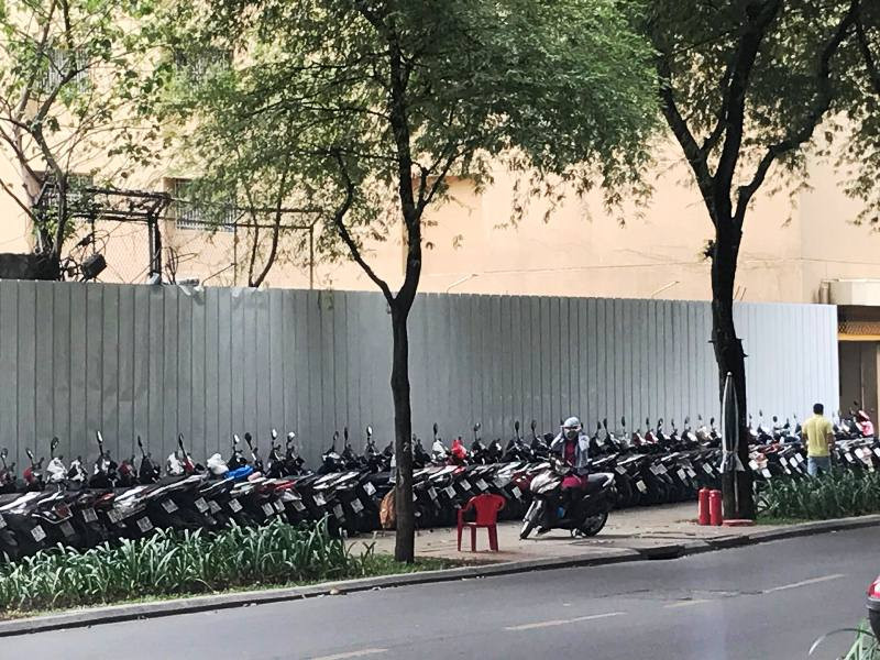 Bãi xe trên đường Nguyễn Du
