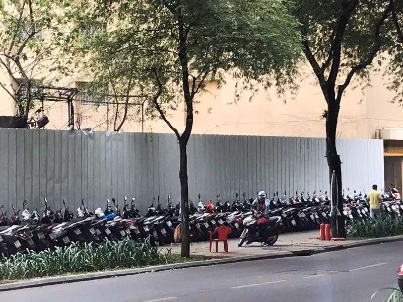 Bãi xe trên đường Nguyễn Du