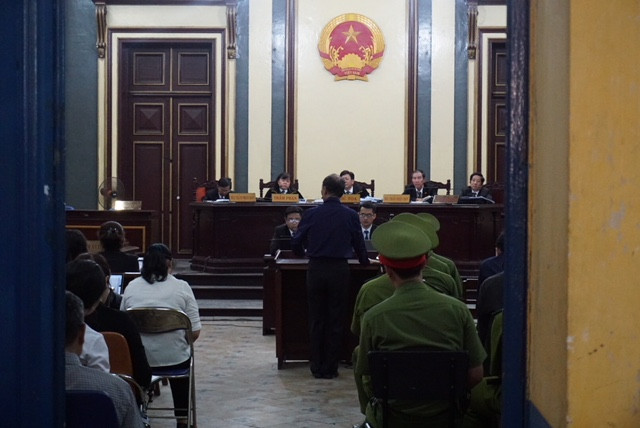 Bị cáo Trầm Bê trả lời HĐXX