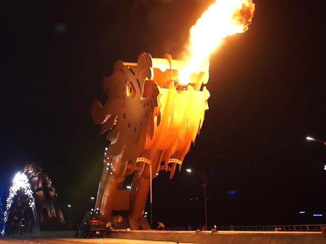 Xem cầu Rồng phun nước, lửa dịp cuối tuần ở Đà Nẵng