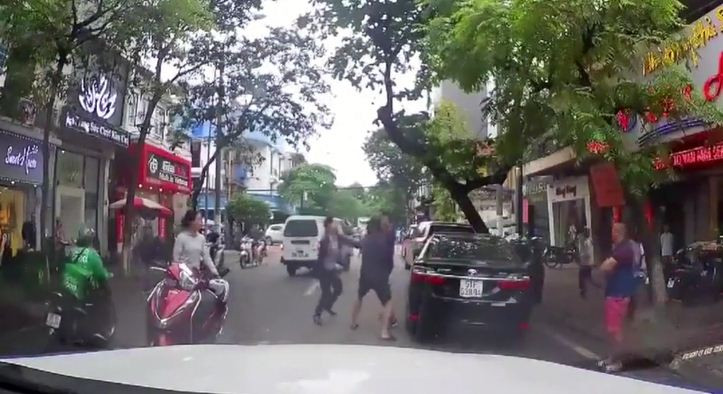 VIDEO: Lái xe “hổ báo” đi ngược chiều gặp đúng thợ săn và cái kết thảm