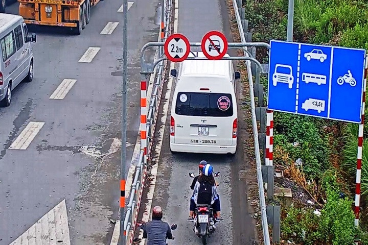 Hàng loạt ôtô chạy vào làn xe máy ở đường dẫn cao tốc Long Thành