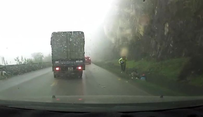 Tai nạn kinh hoàng trên đường đèo vì sương mù