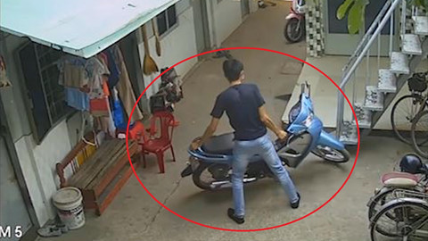Tên trộm vào tận phòng trọ để trộm xe máy
