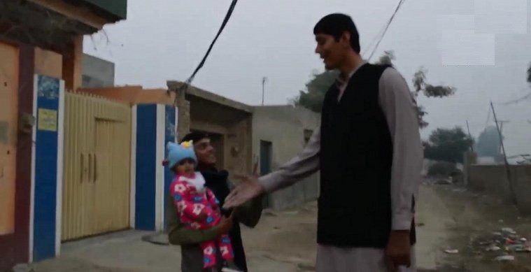 Chàng trai cao 2,43 m chật vật tìm bạn đời