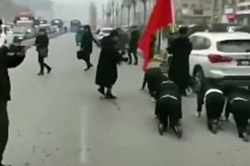 Nữ nhân viên bị bắt bò dọc con phố vì không đạt doanh số bán hàng