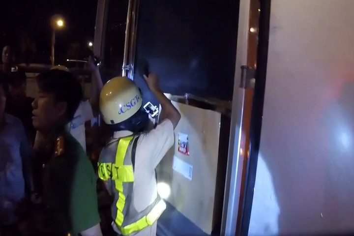 Hình ảnh cảnh sát lục soát chiếc xe chở gần 900 bánh ma túy ở Sài Gòn