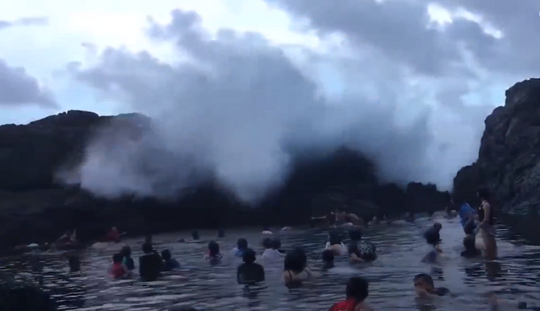 Sóng dữ cao hơn 8 m, du khách vẫn thoải mái bơi lội ở Philippines